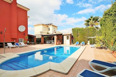 Stunning Villa Private Pool, Table Tennis & Pool Table- 360 virtual tour