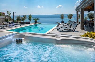 Luxury Villa POCRNJA with private heated pool, jacuzzi, sauna and pool table