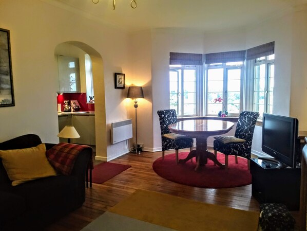 Smart TV, DVD player, books, music library - Edinburgh Art Deco city centre apartment. Beautifully presented home-from-home (Edinburgh)