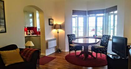 Edinburgh Art Deco city centre apartment. Beautifully presented home-from-home