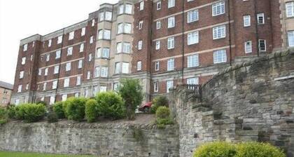 Edinburgh Art Deco city centre apartment. Beautifully presented home-from-home