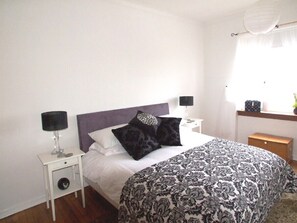 2 bedrooms, iron/ironing board, WiFi, bed sheets - Edinburgh Art Deco city centre apartment. Beautifully presented home-from-home (Edinburgh)