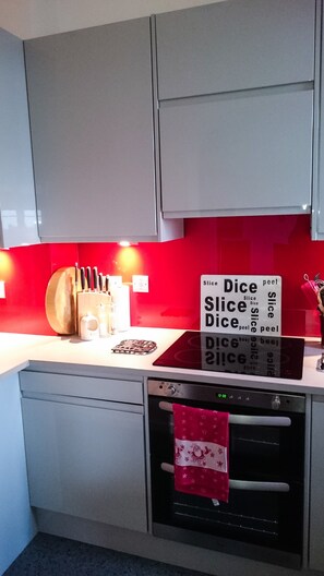 Fridge, microwave, oven, stovetop - Edinburgh Art Deco city centre apartment. Beautifully presented home-from-home (Edinburgh)