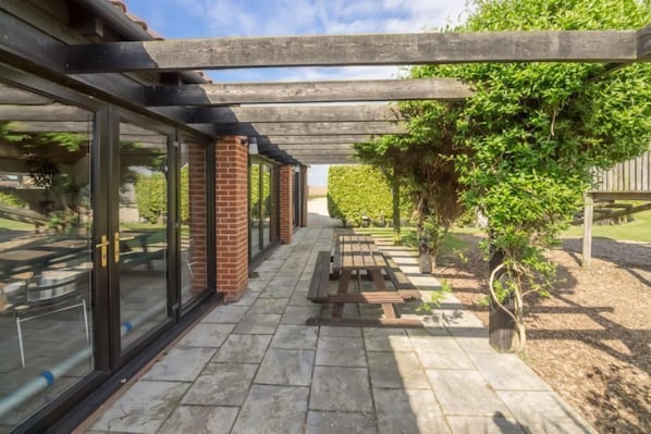 Outdoor dining - The Heydon, Roughton, Norfolk (Roughton)