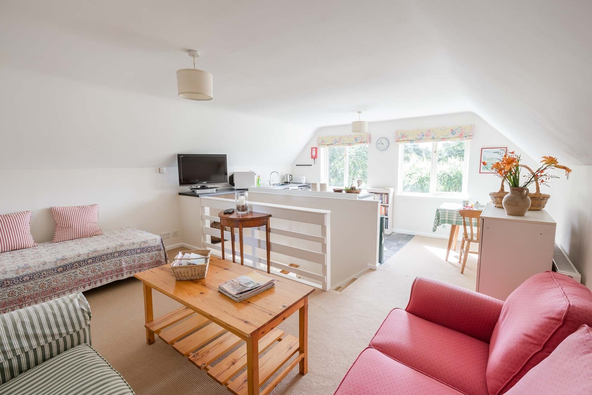 Smart-TV, Bücher, Stereoanlage