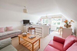 Smart TV, libros y estéreo 