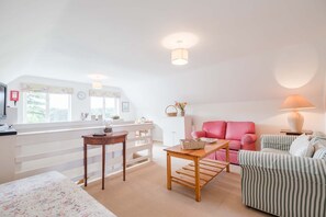 Smart TV, libros y estéreo 