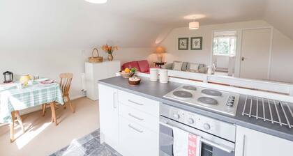 The Hydeaway - Charming 1 bedroom rural retreat.