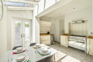 Fridge, microwave, oven, dishwasher - 22 North Parade - sleeps 4 guests  in 2 bedrooms (York)