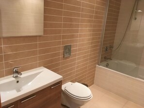 Secadora de cabello, toallas, papel de baño