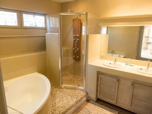 Bathtub, hair dryer - Quiet house classified 3* with private pool and air conditionning near Limoux  (Loupia)