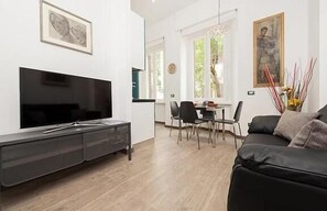 Télévision à écran plat, lecteur de DVD, livres, vidéothèque