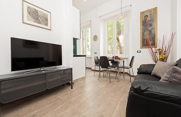 Flachbildfernseher, DVD-Player, Bücher, Videothek