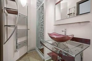 Dusche, Haartrockner, Bidet, Handtücher