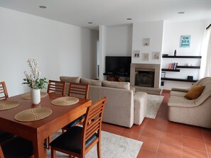 TV, fireplace, DVD player, stereo - Cottage with garden and swimming pool - ESPOSENDE (Braga)