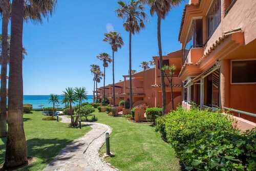 Fantastic Views. 2 pools. 3m from Beach  Special offer May / June  €65 per night