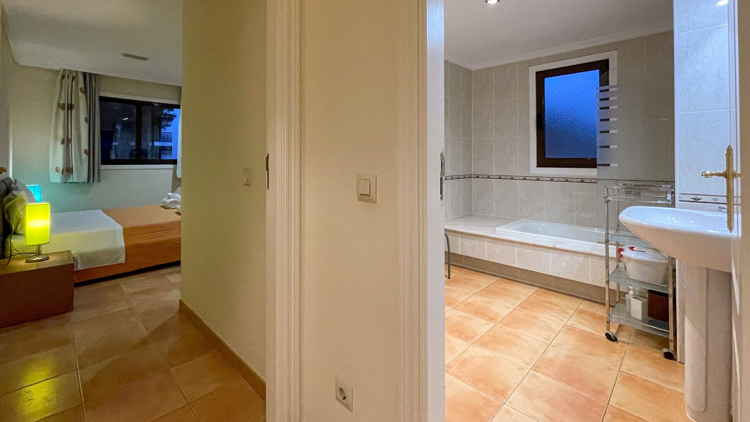 Un baño moderno con bañera, lavamanos y ventana.