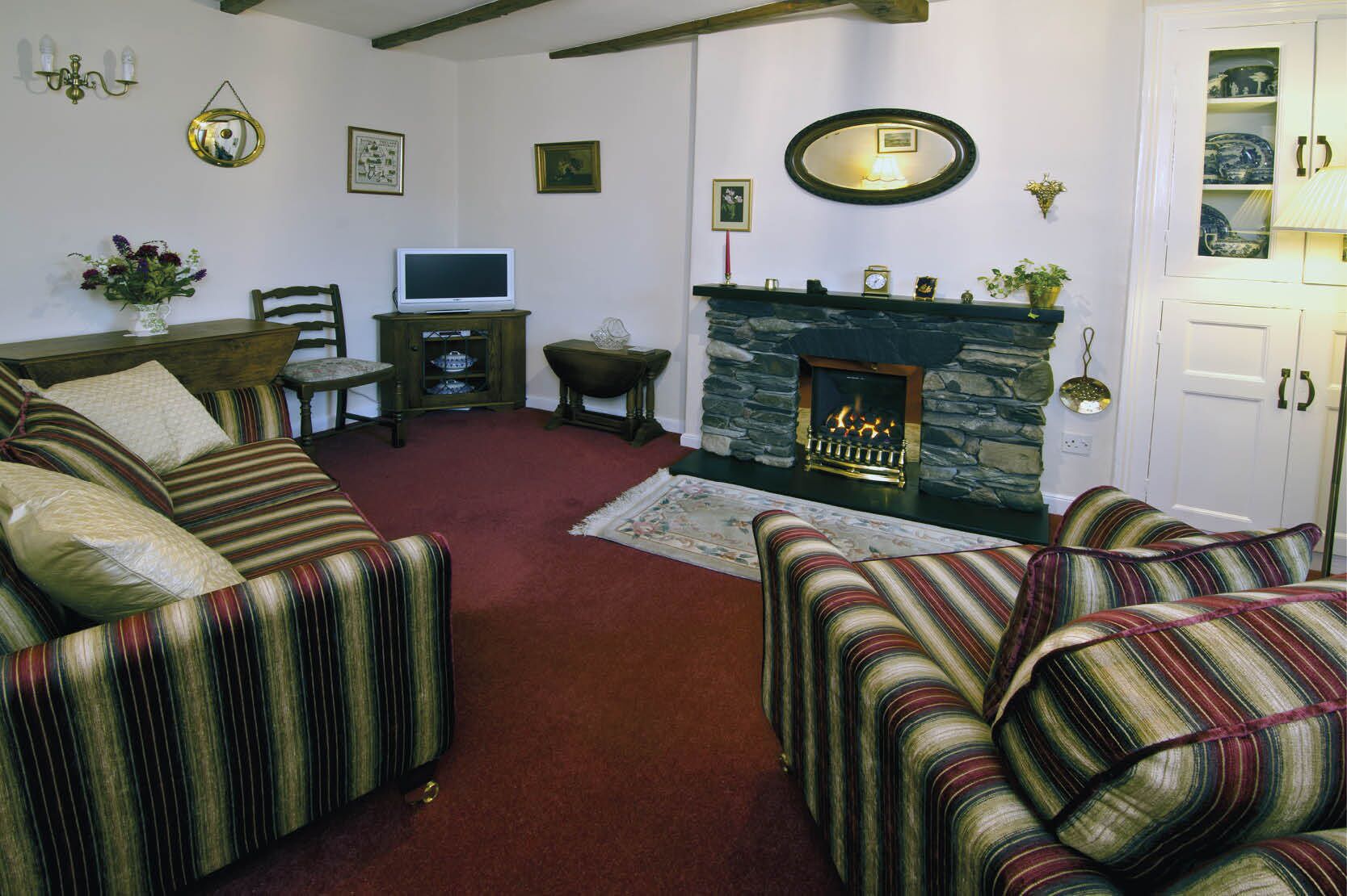 BRYONY COTTAGE, private parking, wifi, sleeps 3, tranquil central location