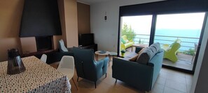 Smart-TV, Kamin, DVD-Player, Bücher