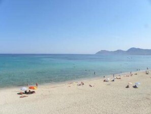 Perto da praia, espreguiçadeiras 