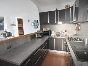 Kjøleskap, mikrobølgeovn, ovn og oppvaskmaskin