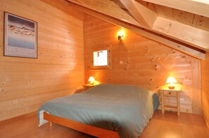 4 slaapkamers, een strijkplank/strijkijzer, reisbedje, gratis wifi