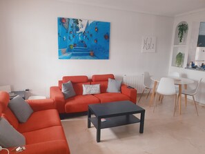 Fernseher, Kamin, Bücher, Stereoanlage