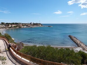 Ligstoelen aan het strand