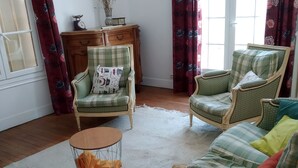A living room with two green armchairs, a wooden sideboard, and a round wooden table. - House / Villa - Saint Maur des Fossés - 30mn from Paris center (Saint-Maur-des-Fosses)