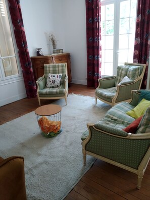 Televisie, boeken en een stereo