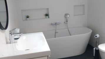 Baignoire, sĂšche-cheveux, bidet, serviettes fournies