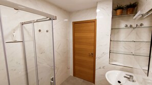 Douche, sèche-cheveux, serviettes fournies, savon