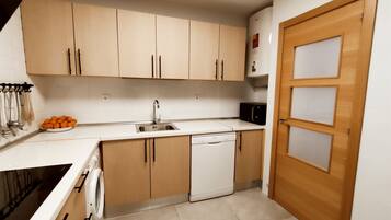 Geladeira, micro-ondas, cooktop, lava-louças