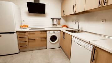 Geladeira, micro-ondas, cooktop, lava-louças