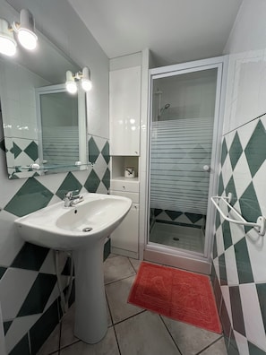 Badekar, hårføner og toalettpapir