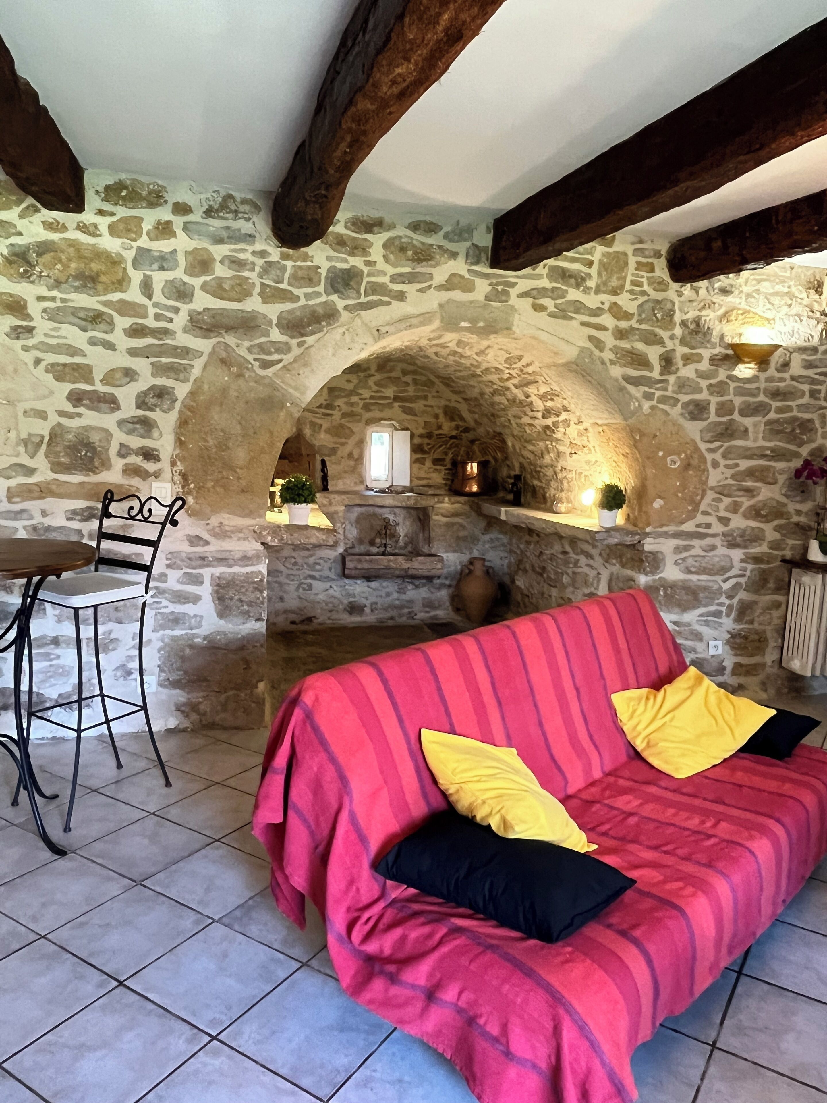 Televisie, een open haard, een dvd-speler en een tafeltennistafel