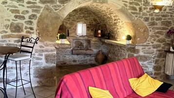 Televisie, een open haard, een dvd-speler en een tafeltennistafel