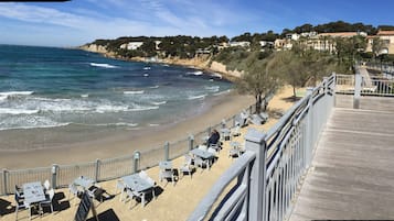 Una spiaggia nelle vicinanze