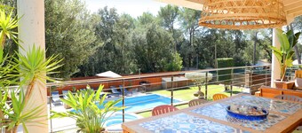 Romantic home for the whole family, with 4 bedrooms and jacuzzi. 