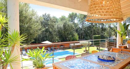 Romantic home for the whole family, with 4 bedrooms and jacuzzi.