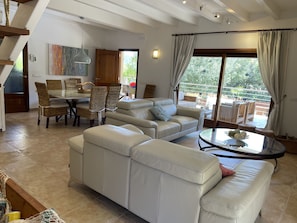 Smart TV, lareira, DVD player, mesa de pingue-pongue