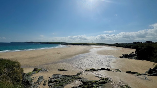 A beach with clear skies and sunlight. - Harlyn Bay Padstow, 70 Steps from the Beautiful Stunning Beach, Parking  Garden (harlyn bay padstow)