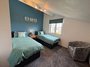 3 chambres, bureau, fer et planche à repasser, lit parapluie