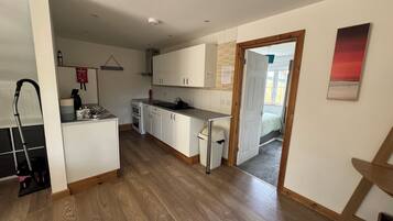 3 sovrum, skrivbord, strykjÀrn/strykbrÀda och resesÀng