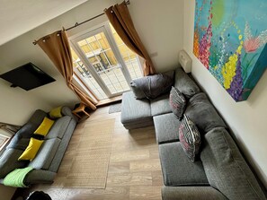 Télévision, cheminée, lecteur de DVD, livres