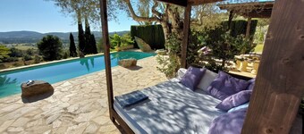 Bastide typique dâIbiza en pierre faisant face au couchĂ© de soleil. ET-0636-E