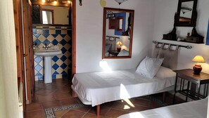 2 makuuhuonetta, silitysrauta/-lauta, vauvan matkasänky, ilmainen Wi-Fi