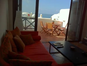 Una Smart TV, una mesa de tenis de mesa, libros