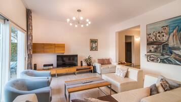 Smart TV, DVD player, table tennis, stereo