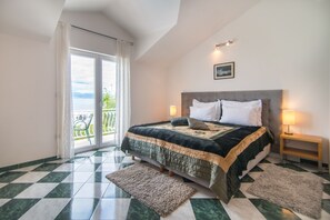 7 bedrooms, in-room safe, iron/ironing board, free WiFi